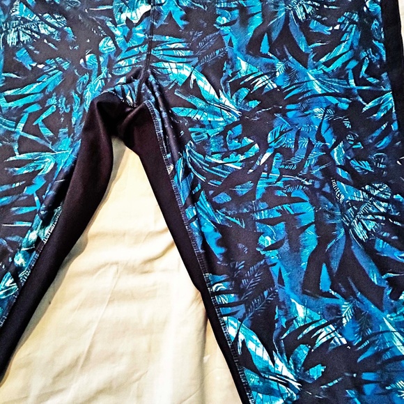 NEW PHOTOS! CAPRI LEGGINGS, BLUES/WHITE/BLACK, SIZE 5X, MOISTURE WICKING, PULL - Picture 12 of 16